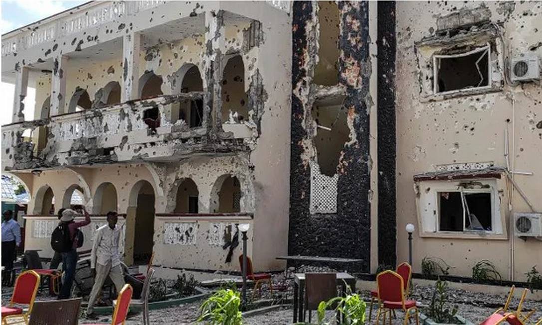 O hotel Medina, na Somália, após 12 horas de ataque Foto: AFP/Getty Images
