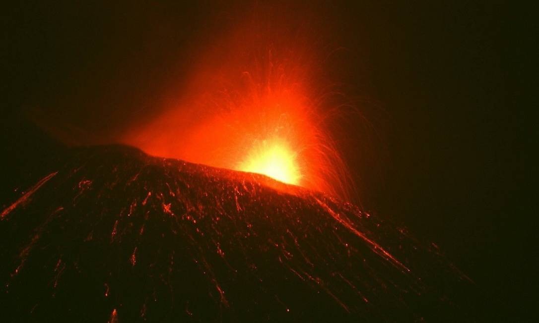 VulcÃ£o Etna, o mais ativo da Europa, volta a entrar em erupÃ§Ã£o Foto: ReproduÃ§Ã£o/Twitter