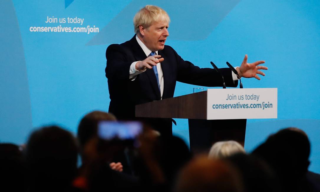 Johnson discursa para filiados do Partido Conservador depois de vencer a disputa interna para suceder Theresa May Foto: TOLGA AKMEN / AFP