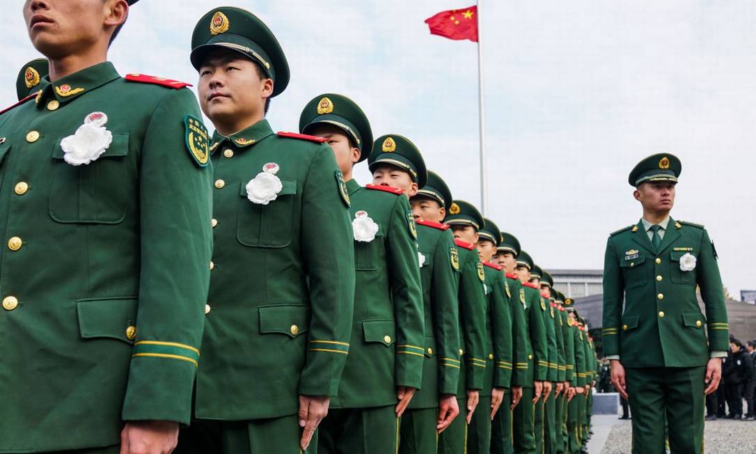 Soldados do exercíto chinês participam de cerimônia no Memorial do Massacre de Nanquim Foto: CHANDAN KHANNA / AFP 13-12-2019