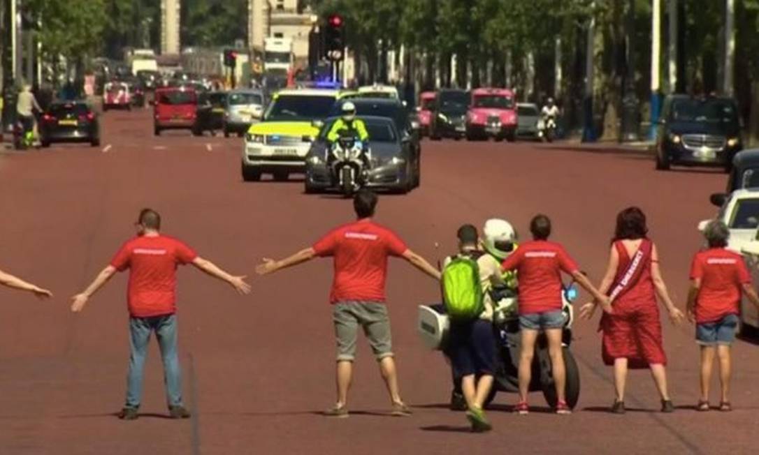 Comboio de Boris Johnson é bloqueado por ambientalistas a caminho da ...
