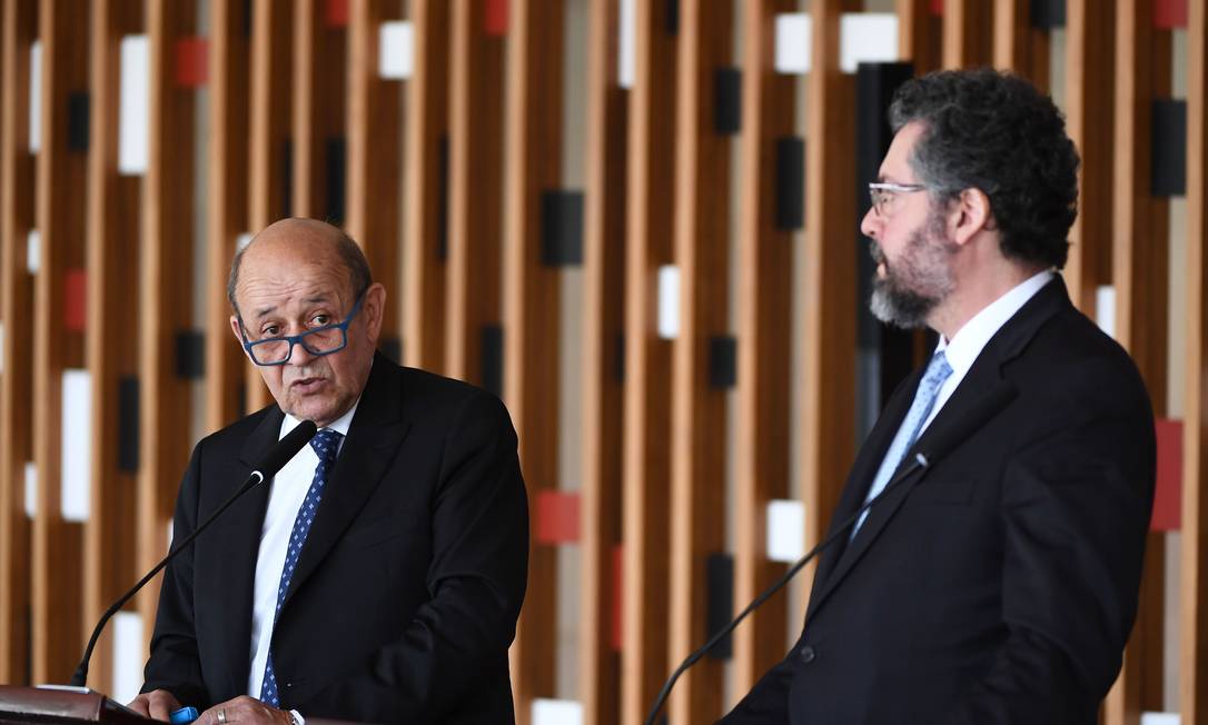 Jean-Yves Le Drian (E) com o chanceler Ernesto Araújo: bolo do presidente Foto: EVARISTO SÁ / AFP/29-7-2019