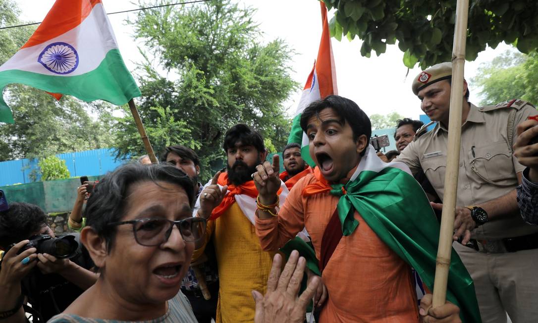 Mulher que protestava contra retirada de estatuto especial para a Caxemira discute com pessoas que celebravam a medida indiana Foto: ANUSHREE FADNAVIS / REUTERS 7-8-19