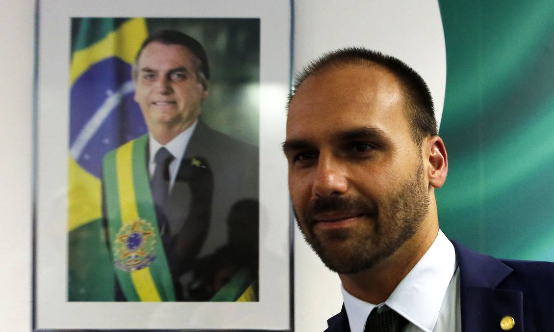 O deputado Eduardo Bolsonaro tem visitado gabinetes de senadores em campanha para aprovação de seu nome Foto: Jorge William / Jorge William
