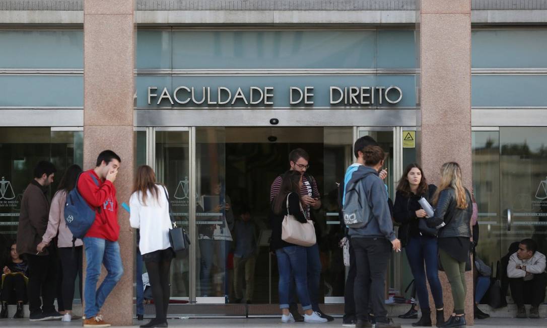 Estudantes do lado de fora da Faculdade de Direito em Lisboa Foto: Rafael Marchante / Agência O Globo 12-12-2016