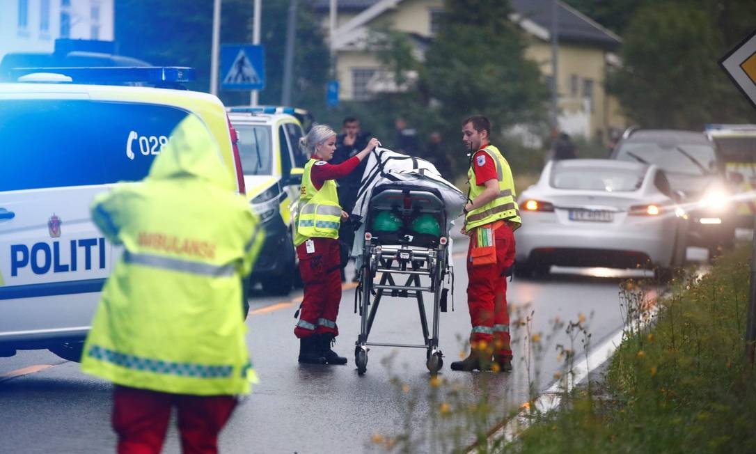 MÃ©dicos com maca perto de mesquita onde atirador foi impedido por fiÃ©is na Noruega Foto: TERJE PEDERSEN / AFP 10-8-19