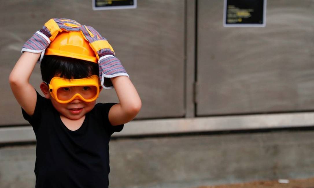 A child wears a yellow helmet and black tee shirt poses for a photo during an anti-extradition bill protest at Tai Po residential area in Hong Kong, China August 10, 2019. REUTERS/Tyrone Siu Foto: TYRONE SIU / REUTERS