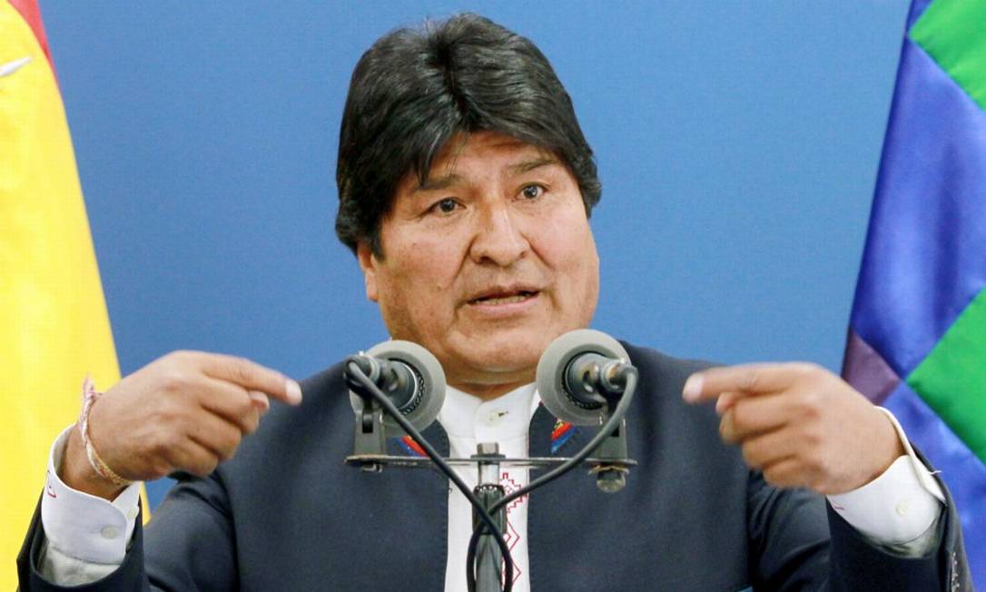 Handout picture relased by the Bolivian Presidency of Bolivian President Evo Morales speaking during a press conference at the Casa Grande del Pueblo (Great House of the People) in La Paz, on August 13, 2019. - Argentina's President Mauricio Macri defeat by populist candidate Alberto Fernandez in the primary elections last Sunday, is a "rebellion" against the IMF's economic model, Bolivian president Evo Morales said on Tuesday, worried about the repercussions on the economy of his country. (Photo by HO / Bolivian Presidency / AFP) / RESTRICTED TO EDITORIAL USE - MANDATORY CREDIT "AFP PHOTO / BOLIVIAN PRESIDENCY " - NO MARKETING NO ADVERTISING CAMPAIGNS - DISTRIBUTED AS A SERVICE TO CLIENTS Foto: HO / AFP