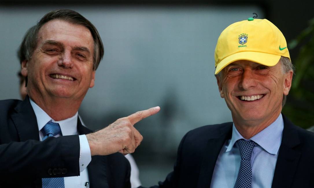 O presidente Jair Bolsonaro aponta para Mauricio Macri em uma visita a Buenos Aires em junho Foto: AGUSTIN MARCARIAN / Reuters 6-6-19