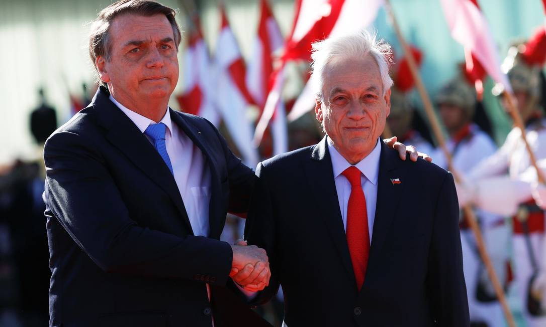 Bolsonaro recebe o colega chileno Sebastian Piñera, que se reuniu com Macron na cúpula do G7 Foto: ADRIANO MACHADO / REUTERS