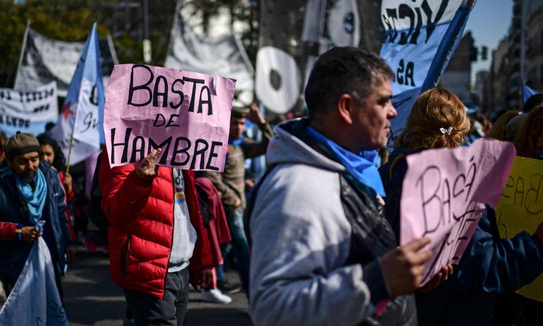 Manifestante contra presidente argentino Mauricio Macri carrega cartaz onde se lê 'basta de fome' Foto: RONALDO SCHEMIDT / AFP