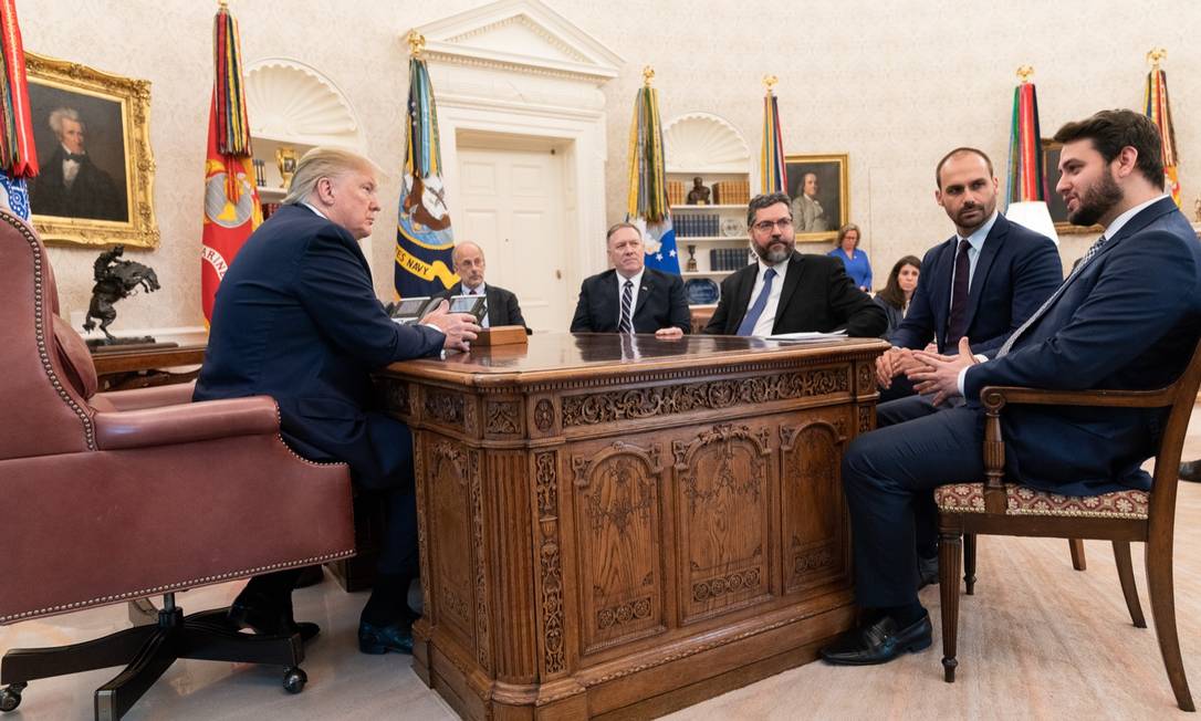 Trump no Salão Oval com seu secretário de Estado, Mike Pompeu (E), Ernesto Araújo, Eduardo Bolsonaro e Filipe Martins Foto: Casa Branca