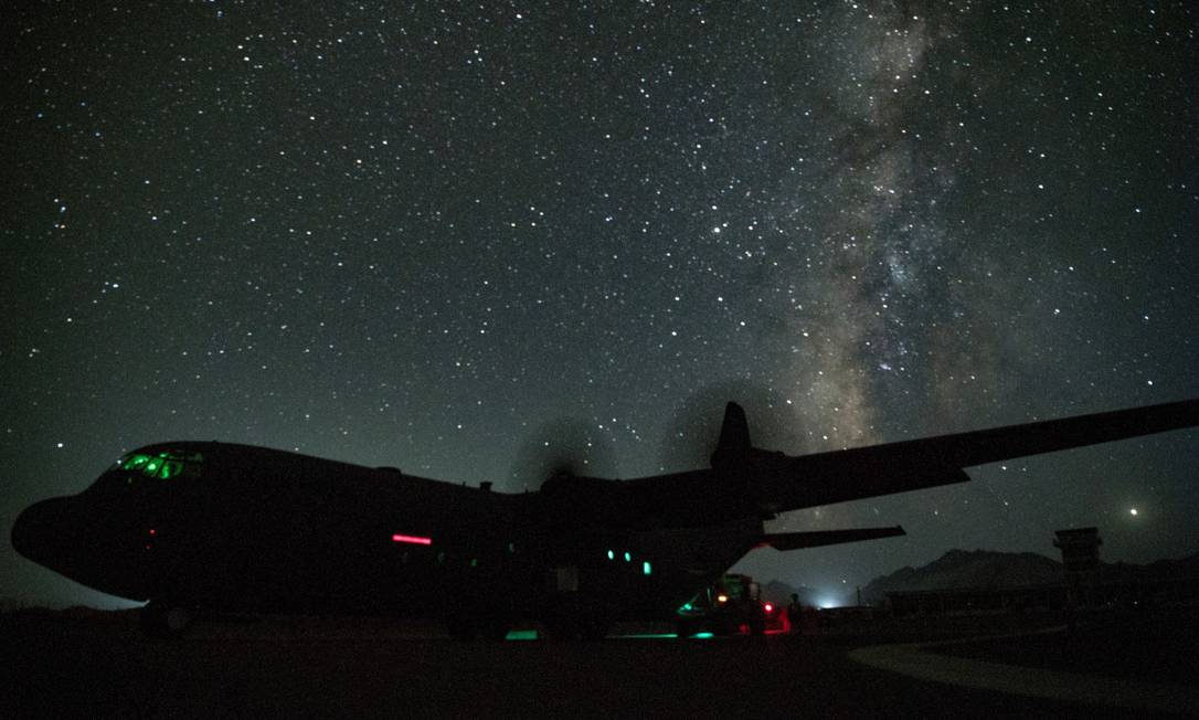 A C-130J Super Hercules military transport aircraft sits on the runway as supplies and personnel are offloaded at an undisclosed location in Afghanistan, August 2, 2019. Picture taken on August 2, 2019. Courtesy Keifer Bowes/U.S. Air Force/Handout via REUTERS ATTENTION EDITORS - THIS IMAGE HAS BEEN SUPPLIED BY A THIRD PARTY. Foto: US AIR FORCE / REUTERS
