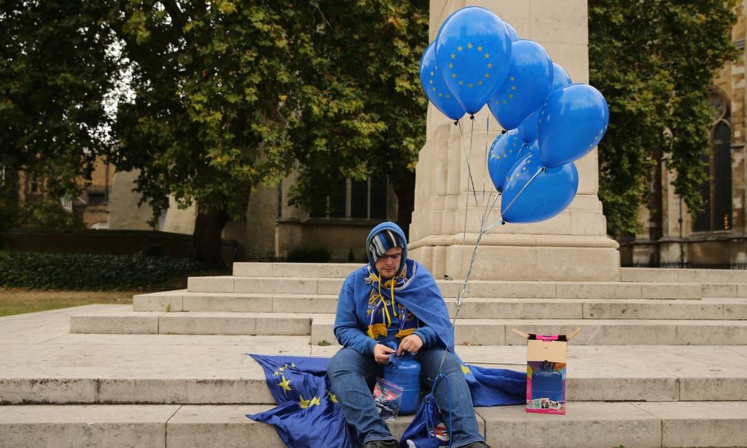 Um manifestante contra o Brixt infla seus balões nas cores da União Europeiaem frente ao Parlamento britânico em Londres Foto: ISABEL INFANTES / AFP 9-9-19