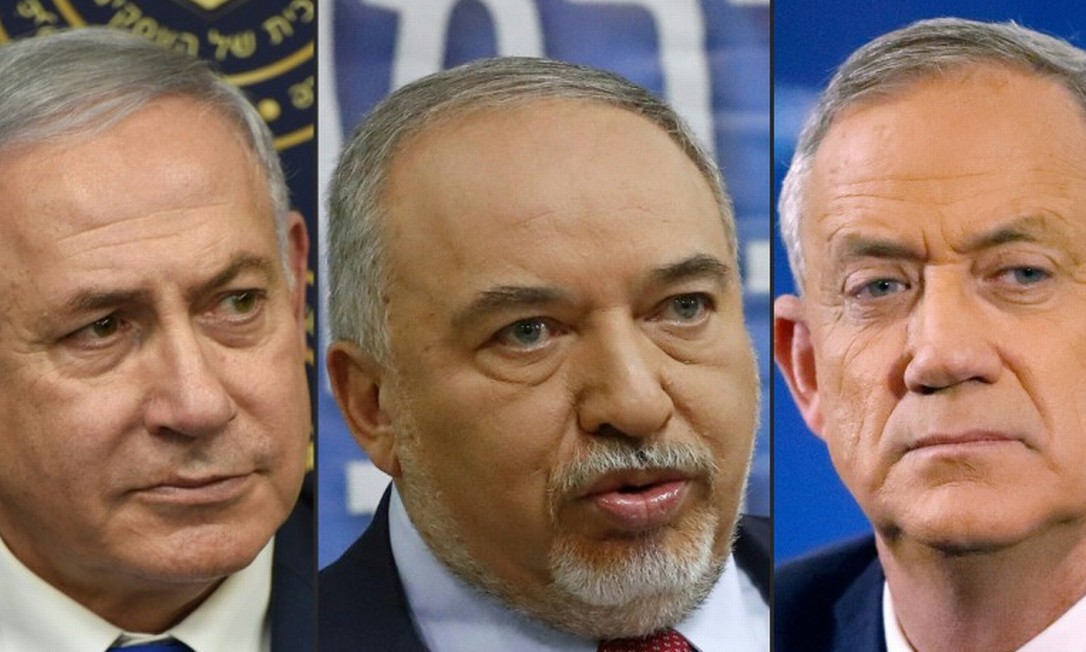 O premier de Israel, Benjamin Netanyahu, o presidente do partido Yisrael Beiteinu, Avigdor Lieberman, e o general aposentado Benny Gantz Foto: AFP
