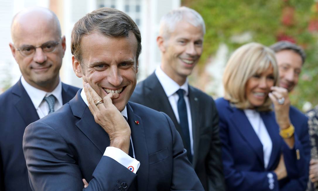 Com a mulher Brigitte e ministros, Macron visita escola no interior da França; francês quer afastar a impressão de que governa longe do povo Foto: Lurovic Marin / REUTERS/20-9-2019