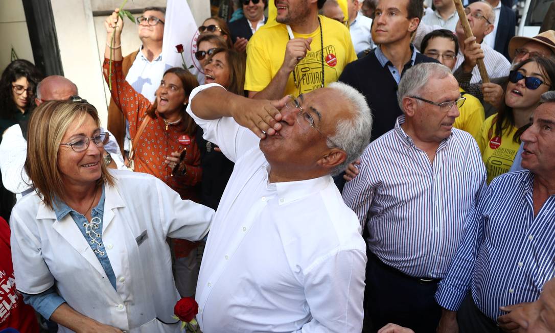 O premier António Costa em campanha; a depender do número de cadeiras obtidas pelo PS, ele poderá optar por aliar-se ao nanico Pessoas-Animais-Natureza ou por coalizão com centro-direita Foto: JON NAZCA / REUTERS/4-10-2019