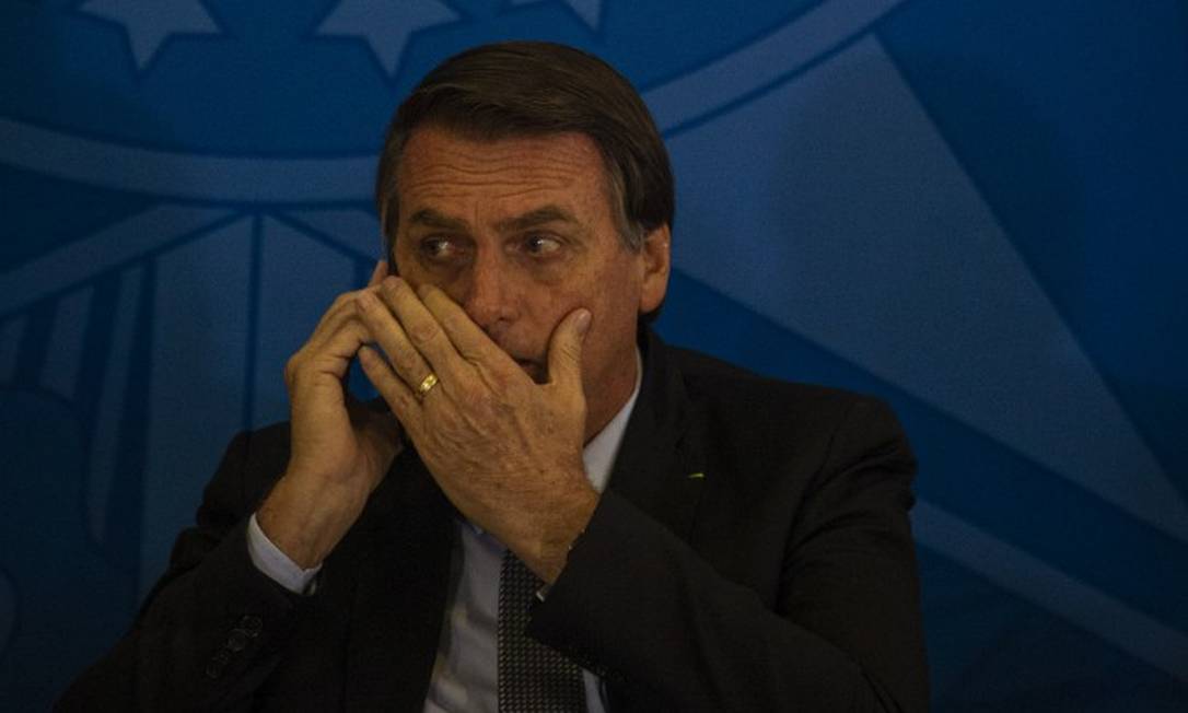 O presidente Jair Bolsonaro fala ao telefone no Palácio do Planalto, em Brasília Foto: Daniel Marenco / Agência O Globo 23-7-19