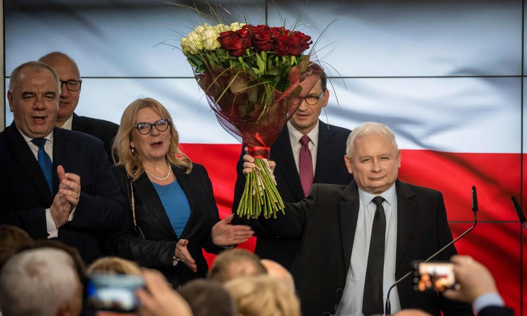 O presidente do Lei e Justiça e líder de fato da Polônia Jaroslaw Kaczynski na noite de domingo Foto: WOJTEK RADWANSKI / AFP 13-10-19