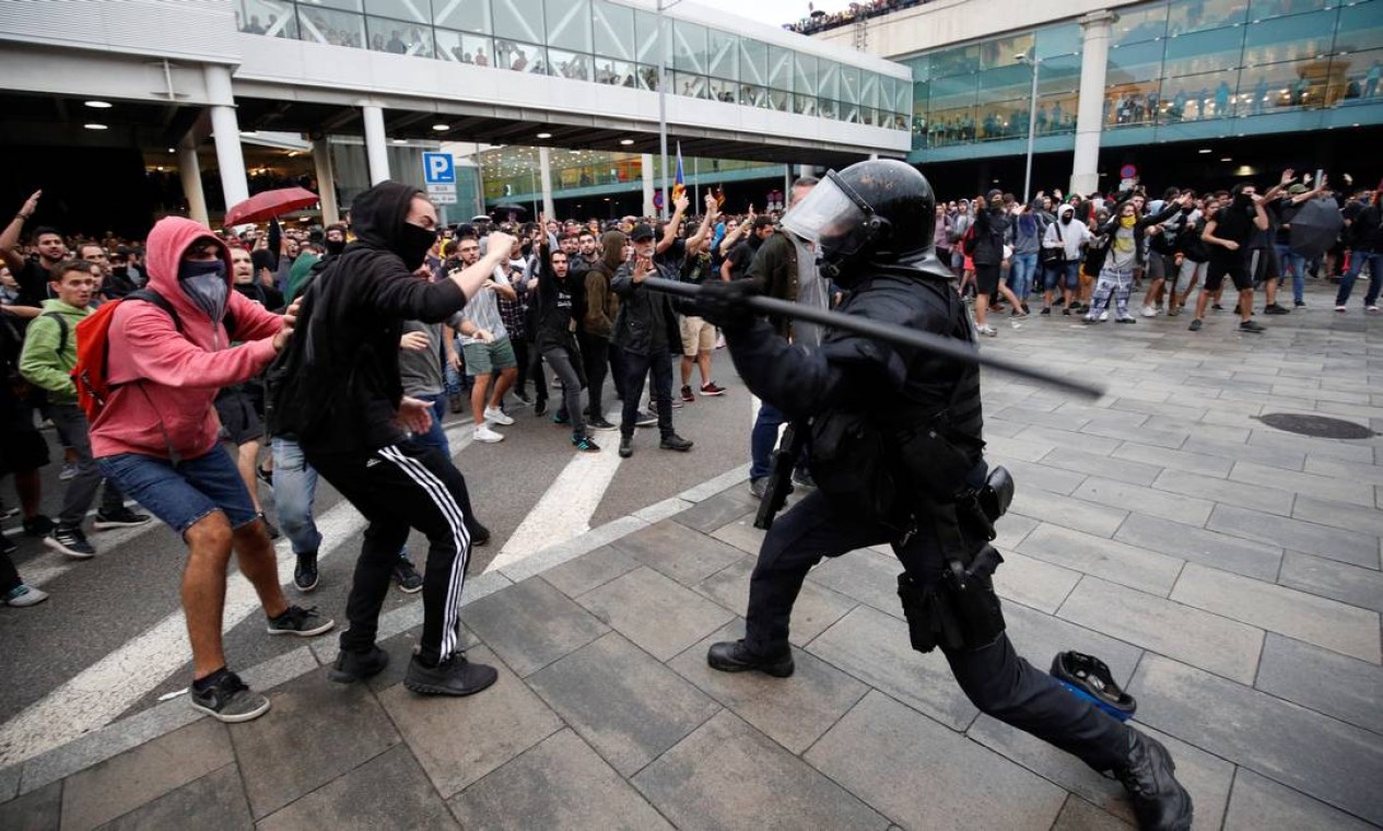 Manifestantes entram em confronto com policiais no Aeroporto Internacional El Prat, em Barcelona, após o Tribunal Supremo espanhol condenar nove líderes separatistas da Catalunha Foto: ALBERT GEA / REUTERS