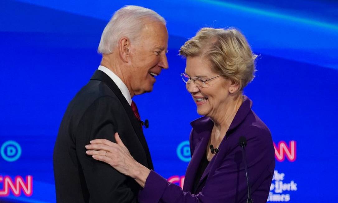 Os candidatos democratas Joe Biden Biden e Elizabeth Warren se cumprimentam durante o quarto debate das primárias do Partido Democrata Foto: SHANNON STAPLETON / REUTERS