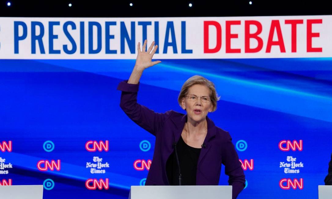 A senadora Elizabeth Warren fala durante o quarte debate das primárias democratas em Westerville, Ohio Foto: Shannon Stapleton / REUTERS