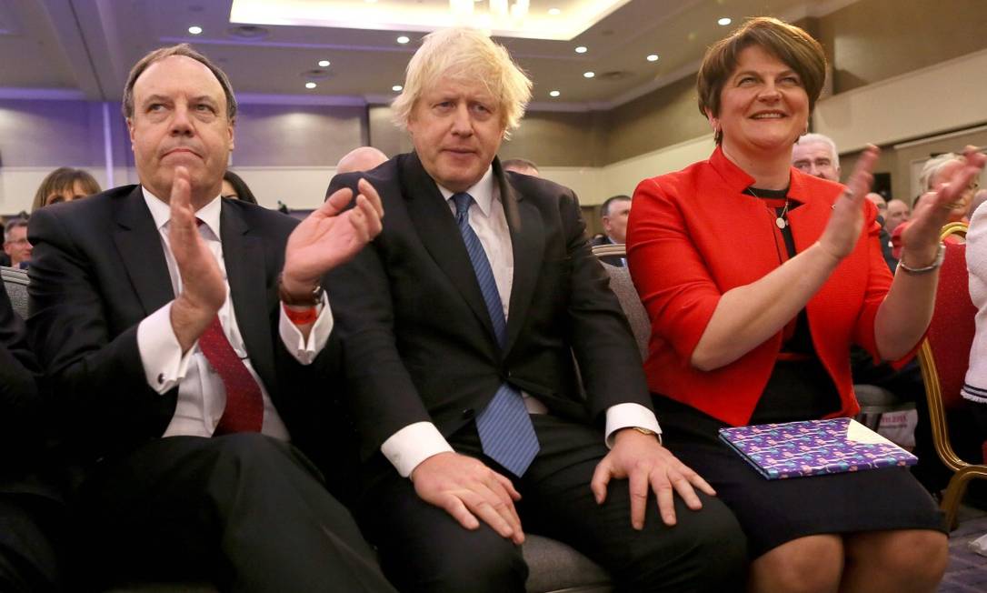 (FILES) In this file photo taken on November 24, 2018, (L-R) Deputy Leader of the DUP (Democratic Unionist Party), Nigel Dodds, former British Foreign Secretary Boris Johnson and leader of the DUP Arlene Foster attend the Democratic Unionist Party (DUP), Annual Conference in Belfast. - The fate of Boris Johnson's draft Brexit agreement now rests squarely with Arlene Foster -- a Northern Irish ultra-conservative whose father was shot in the head by the IRA. (Photo by Paul FAITH / AFP) Foto: PAUL FAITH / AFP