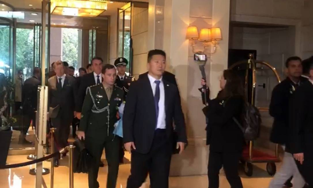 Presidente chega ao Hotel St. Regis, em Pequim, na China Foto: Agência Globo / Reprodução de vídeo