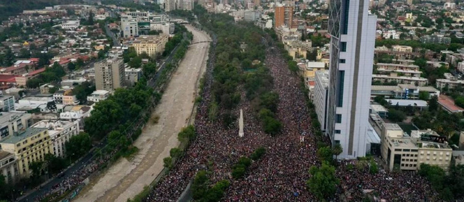 Vista aérea mostra centenas de milhares de pessoas reunidas em Santiago nesta sexta-feira Foto: MARTIN BERNETTI / AFP