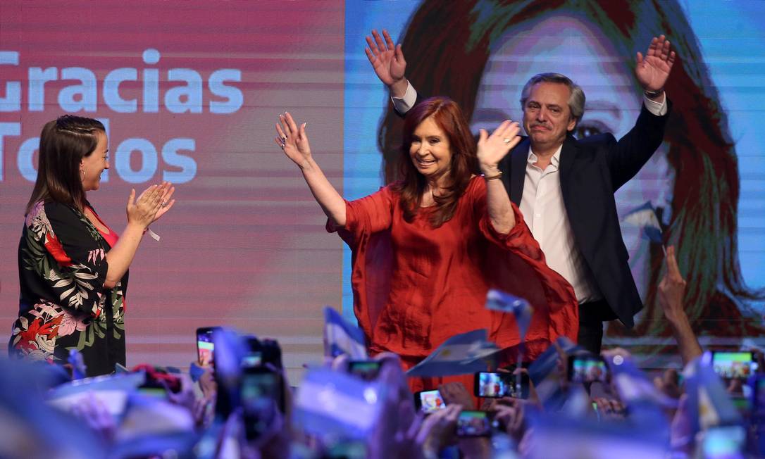 Fernández comemora a vitória com sua companheira de chapa, a ex-presidente Cristina Kirchner Foto: AGUSTIN MARCARIAN / REUTERS