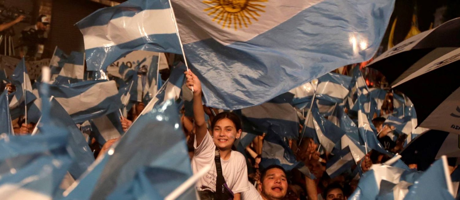 Eleitores de Fernández comemoram a vitória em Buenos Aires Foto: RICARDO MORAES / REUTERS