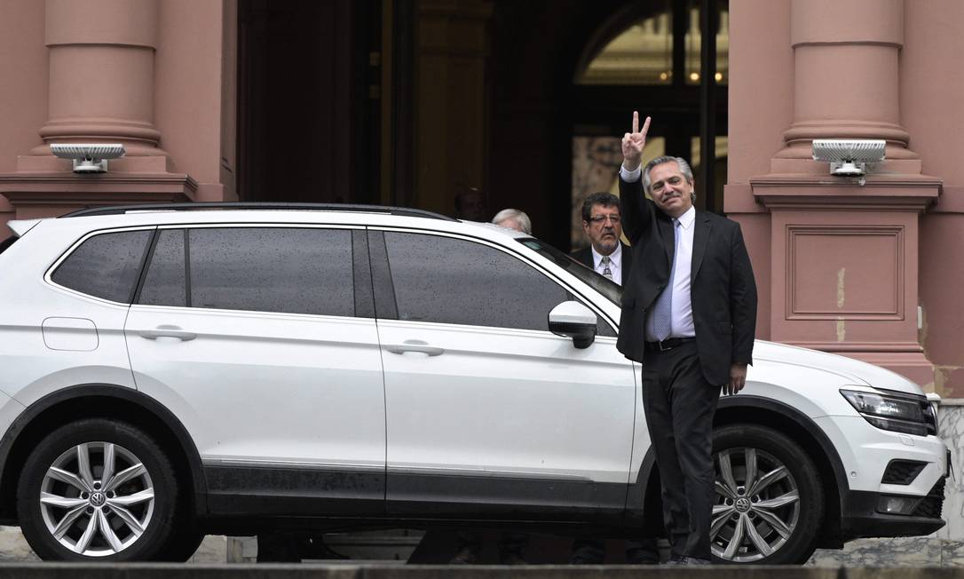 Fernández acena ao deixar a Casa Rosada, depois de reunião com Macri nesta segunda Foto: JUAN MABROMATA / AFP