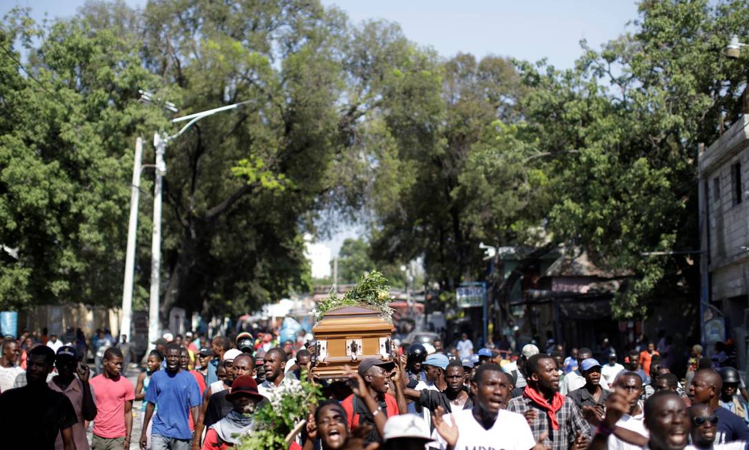 Mourners carry a coffin during a funeral of two men, organised by the Popular and Democratic Sector, in Port-au-Prince, Haiti October 16, 2019. REUTERS/Andres Martinez Casares Foto: ANDRES MARTINEZ CASARES / REUTERS