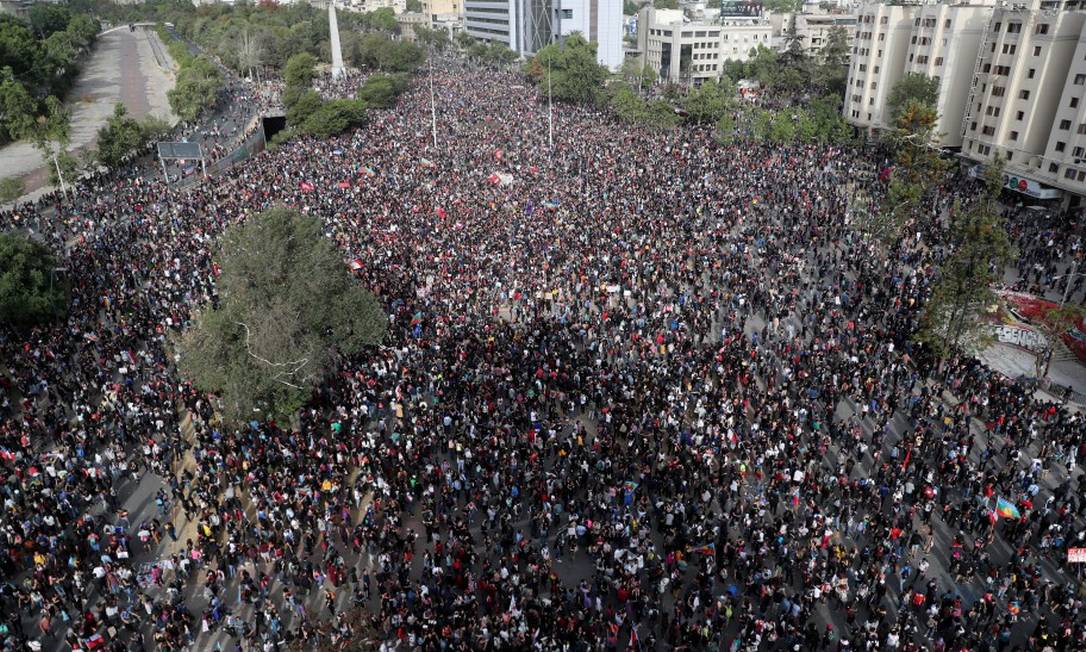 Dezenas de milhares de pessoas, a maioria de estudantes, se reuniram para protestar na Praça Itália nesta segunda-feira Foto: IVAN ALVARADO / REUTERS