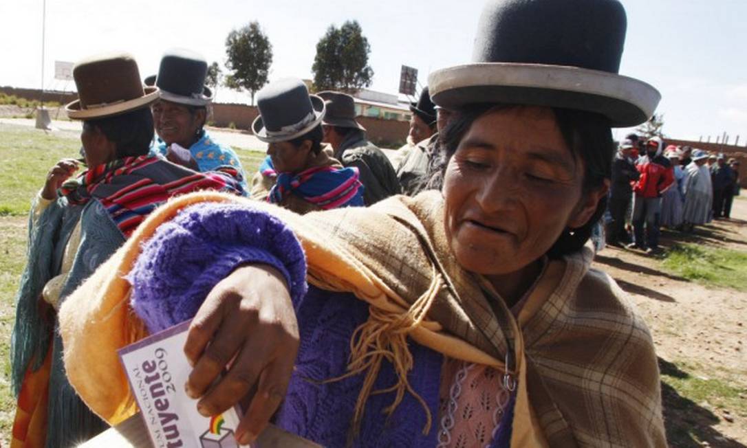 Uma índia aimará vota em El Alto, na periferia de La Paz Foto: ENRIQUE CASTRO-MENDIVIL / Reuters 25-1-09