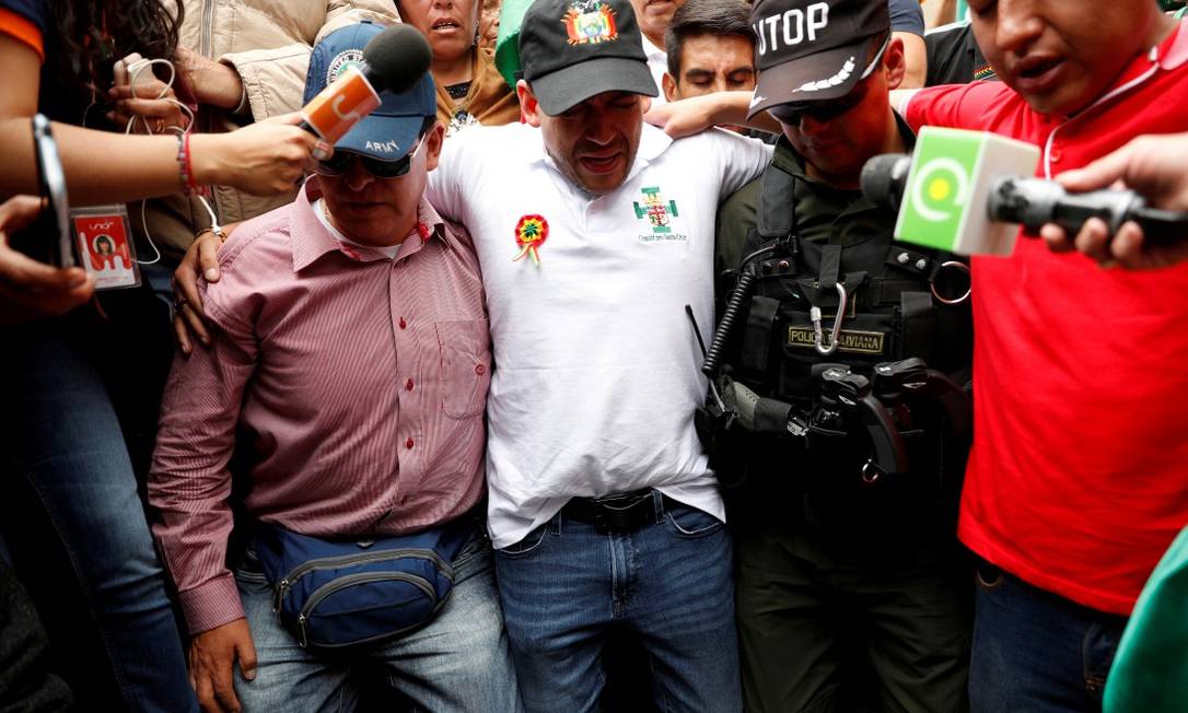 Luis Fernando Camacho (de camisa branca), líder radical da oposição, reza durante protesto contra o presidente da Bolívia Evo Morales em La Paz Foto: CARLOS GARCIA RAWLINS / REUTERS