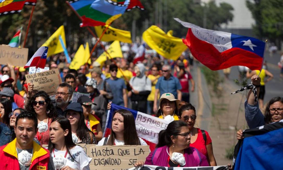 Manifestantes protestam contra o governo de Sebastián Piñera nesta terça-feira em Santiago Foto: CLAUDIO REYES / AFP 12-11-19