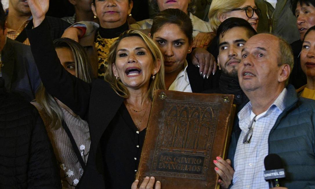 Jeanine Áñez, com uma Bíblia na mão, fala no palácio presidencial em La Paz Foto: AIZAR RALDES / AFP