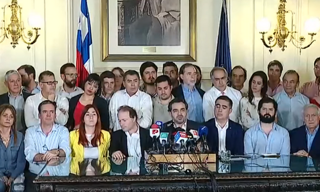 Membros de todos os partidos políticos chilenos exceto o PC participam do anúncio do acordo que abre caminho para uma nova Constituição no Chile Foto: Reprodução