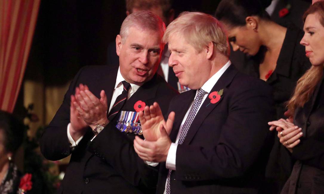 O príncipe Andrew com Boris Johnson: escândalo sexual envolvendo filho de Elizabeth II ofusca campanha eleitoral Foto: CHRIS JACKSON / AFP