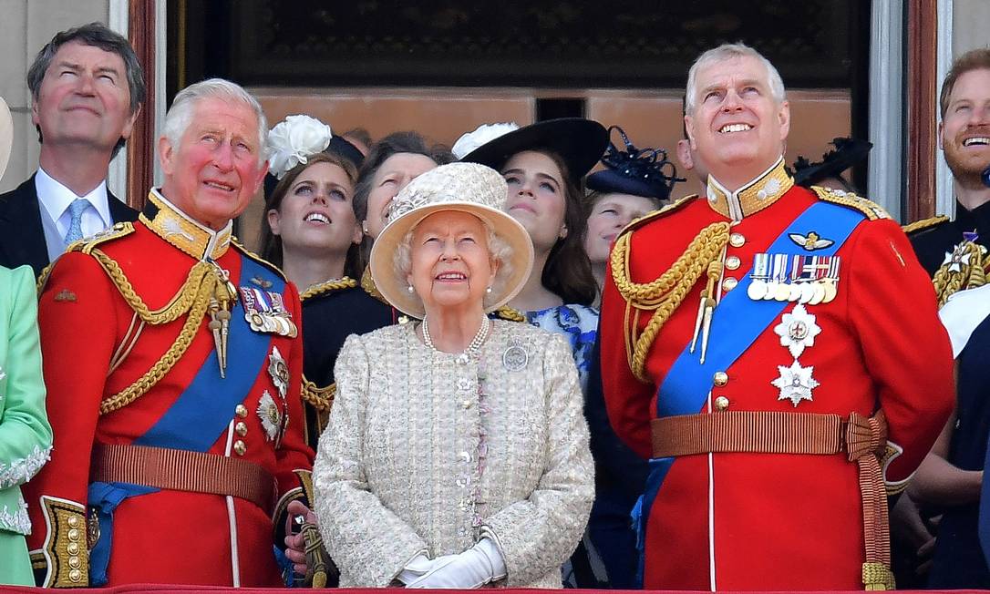 Príncipe Charles (à esq.) ao lado da rainha Elizabeth II e do príncipe Andrew (à dir.) durante evento da Família Real na varanda do Palácio de Buckingham, em 8 de junho de 2019 Foto: DANIEL LEAL-OLIVAS / AFP