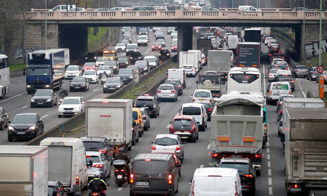 A região metropolitana de Paris registrou cerca de 350 km de engarrafamento, uma vez que muitos franceses tiraram os carros da garagem para ir até o trabalho Foto: CHARLES PLATIAU / REUTERS