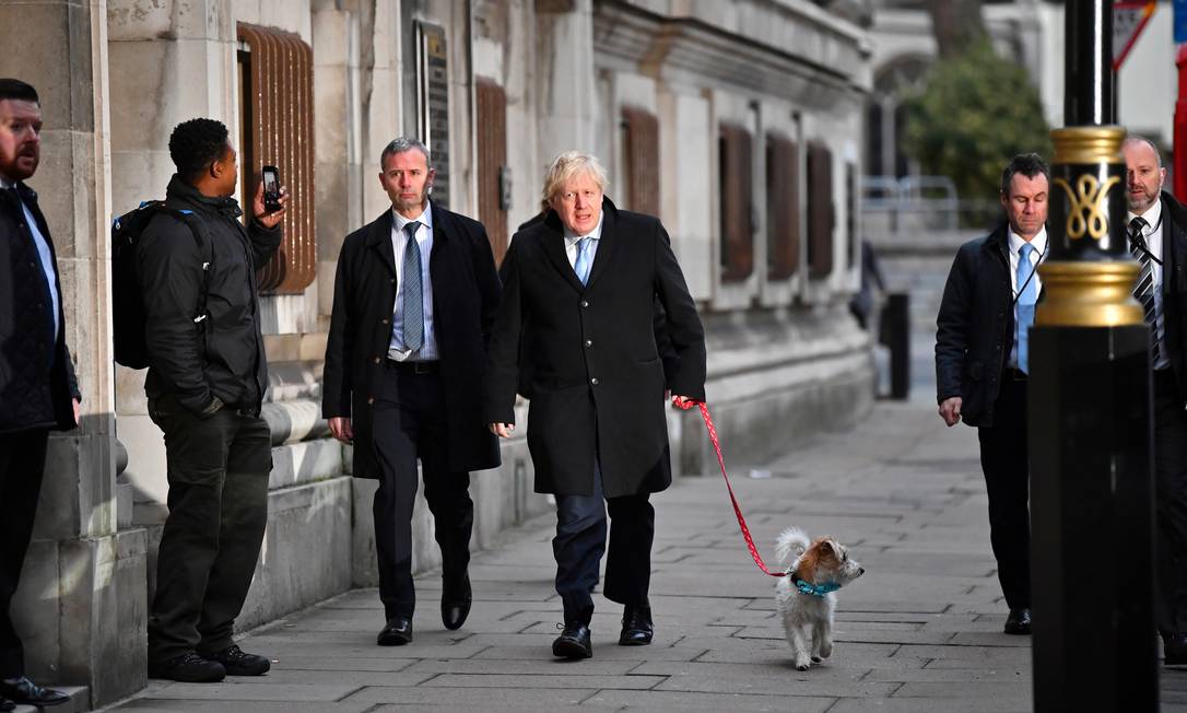 O premier Boris Johnson chega para votar acompanhado por seu cachorro, Dilyn, em Londres Foto: DYLAN MARTINEZ / REUTERS