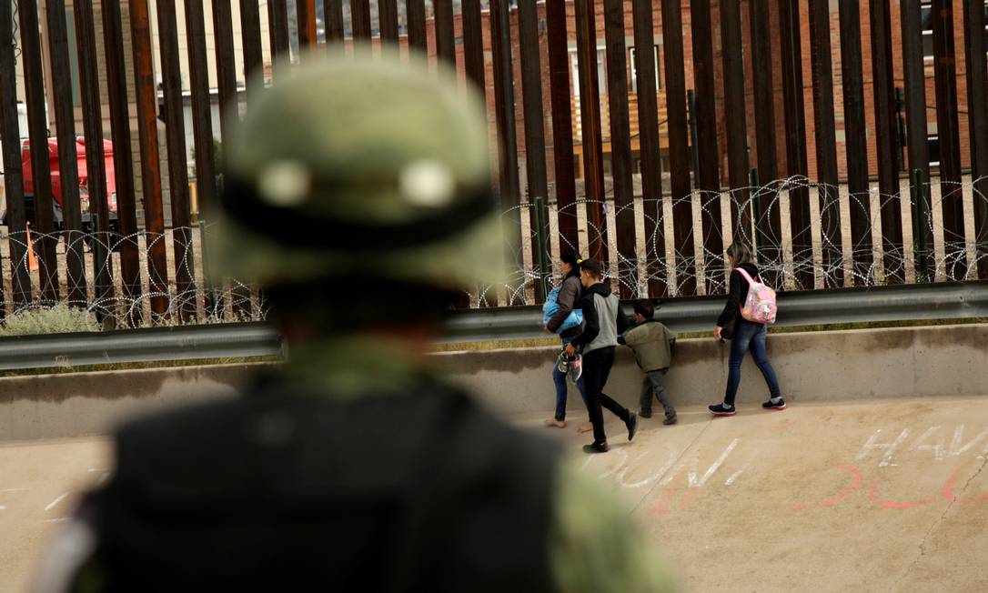 Soldado da Guarda Nacional americana observa migrantes em El Paso, Texas Foto: JOSE LUIS GONZALEZ / Reuters 15-9-19