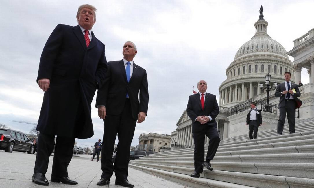 O presidente dos EUA, Donald Trump, ao lado de seu vice, Mike Pence, com o Senado americano ao fundo Foto: JONATHAN ERNST / Reuters 9-1-19