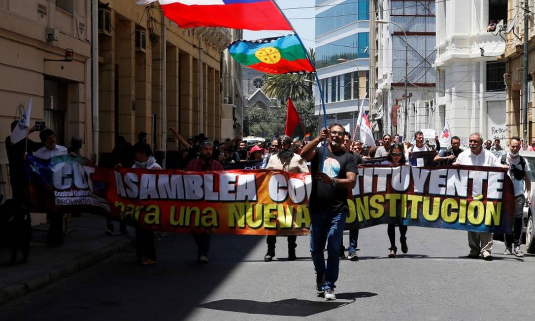 Manifestantes carregam faixa exigindo Assembleia Constituinte em passeata em Valparaíso Foto: RODRIGO GARRIDO / REUTERS 5-12-19