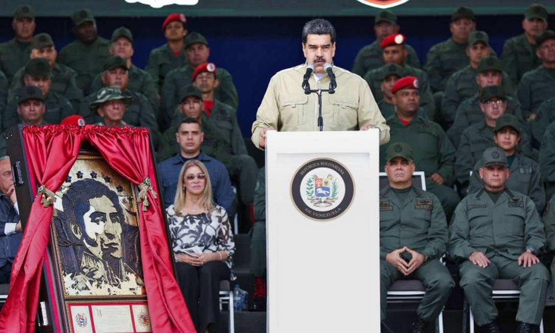 Maduro afirmou que o grupo, detido no Brasil na última quinta-feira, conduziu a ação contra a unidade militar Foto: ZURIMAR CAMPOS / AFP