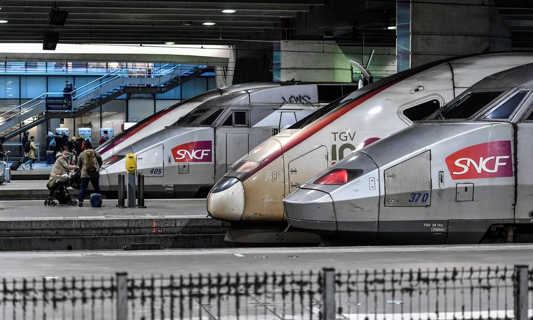 Trens TGV, de alta velocidade, parados na estação de Montparnasse, em Paris: 29 dias de greve Foto: STEPHANE DE SAKUTIN / AFP