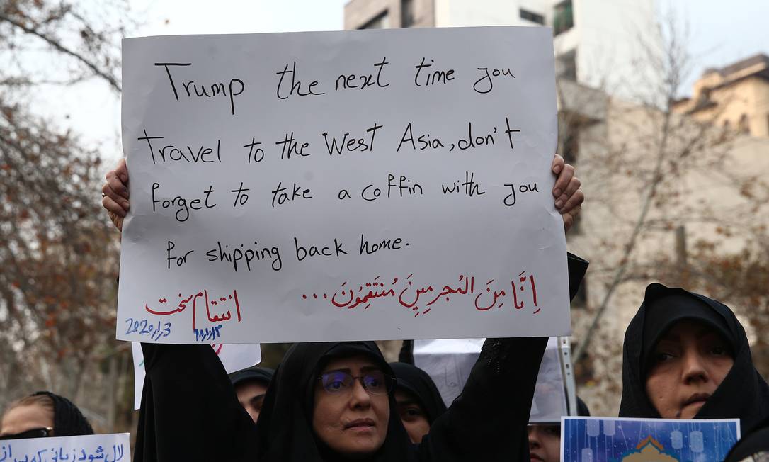 Em protesto em frente ao escritório da ONU em Teerã, cartaz de manifestante recomenda que Trump leve um caixão da próxima vez em que viajar ao Oriente Médio Foto: WANA NEWS AGENCY / VIA REUTERS