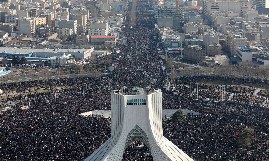 A multidão cerca a torre Azadi (liberdade), erguida nos anos 1970 para celebrar os 2.500 anos do império persa Foto: Escritório do líder supremo / AFP